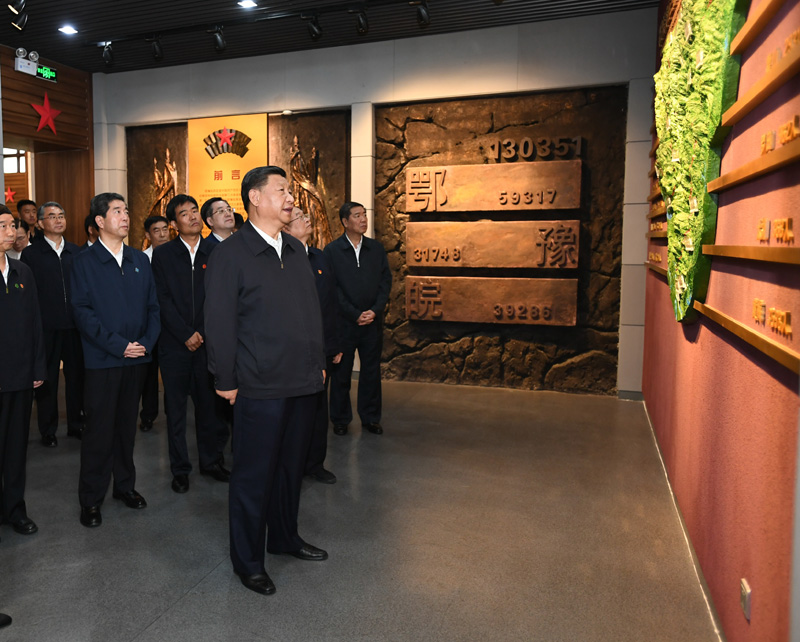 9月16日至18日，中共中央總書記、國(guó)家主席、中央軍委主席習近平在(zài)河南考察。這(zhè)是(shì)16日下午，習近平來(lái)到(dào)位于(yú)信陽市新縣的(de)鄂豫皖蘇區首府烈士陵園，瞻仰革命烈士紀念堂。 新華社記者 謝環馳 攝