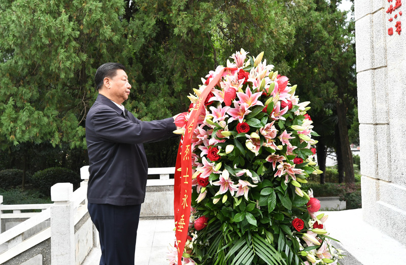 　　9月16日至18日，中共中央總書記、國(guó)家主席、中央軍委主席習近平在(zài)河南考察。這(zhè)是(shì)16日下午，習近平來(lái)到(dào)位于(yú)信陽市新縣的(de)鄂豫皖蘇區首府烈士陵園，瞻仰革命烈士紀念碑，向革命先烈敬獻花籃。 新華社記者 謝環馳 攝