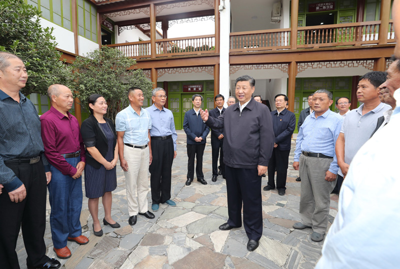 　　9月16日至18日，中共中央總書記、國(guó)家主席、中央軍委主席習近平在(zài)河南考察。這(zhè)是(shì)16日下午，習近平在(zài)位于(yú)信陽市新縣的(de)鄂豫皖蘇區首府革命博物館，同當地(dì / de)紅軍後代、革命烈士家屬代表親切交談。 新華社記者 鞠鵬 攝