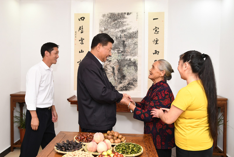　　9月16日至18日，中共中央總書記、國(guó)家主席、中央軍委主席習近平在(zài)河南考察。這(zhè)是(shì)16日下午，習近平在(zài)信陽市新縣田鋪鄉田鋪大(dà)塆“老家寒舍”民宿店，同店主一(yī / yì ／yí)家親切交談。 新華社記者 謝環馳 攝