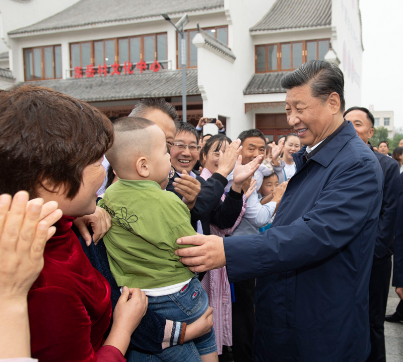 9月16日至18日，中共中央總書記、國(guó)家主席、中央軍委主席習近平在(zài)河南考察。這(zhè)是(shì)17日上(shàng)午，習近平在(zài)信陽市光山縣文殊鄉東嶽村同鄉親們親切交流，祝願鄉親們生活芝麻開花節節高。新華社記者 謝環馳 攝
