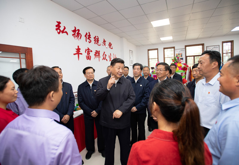 9月16日至18日，中共中央總書記、國(guó)家主席、中央軍委主席習近平在(zài)河南考察。這(zhè)是(shì)17日上(shàng)午，習近平在(zài)信陽市光山縣文殊鄉東嶽村文化接待中心，同當地(dì / de)脫貧緻富帶頭人(rén)親切交流，勉勵他(tā)們帶動更多鄉親們緻富。新華社記者 謝環馳 攝