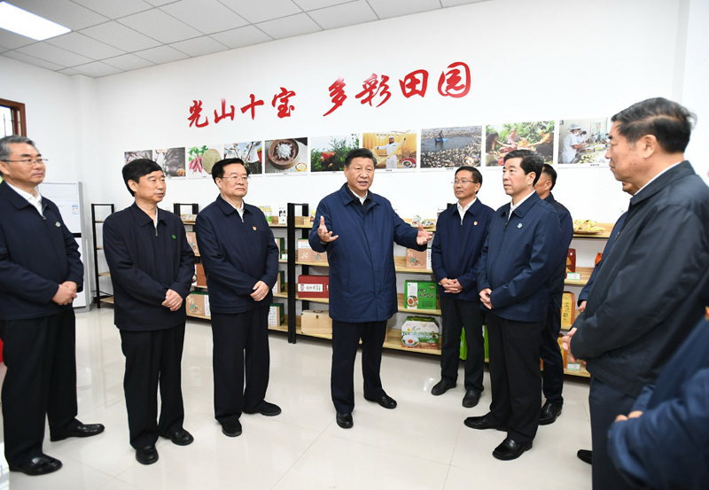 9月16日至18日，中共中央總書記、國(guó)家主席、中央軍委主席習近平在(zài)河南考察。這(zhè)是(shì)17日上(shàng)午，習近平在(zài)信陽市光山縣文殊鄉東嶽村文化接待中心，了(le／liǎo)解光山縣脫貧工作和(hé / huò)中辦在(zài)光山縣扶貧工作情況。新華社記者 謝環馳 攝
