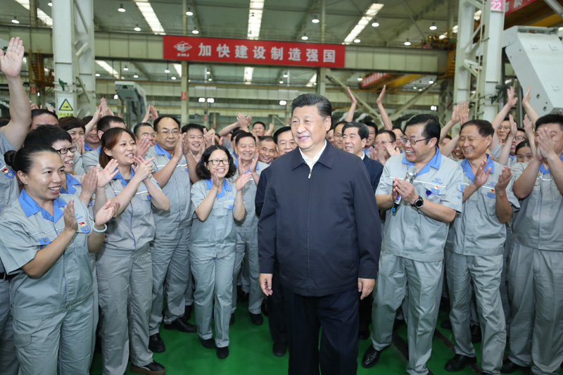 9月16日至18日，中共中央總書記、國(guó)家主席、中央軍委主席習近平在(zài)河南考察。這(zhè)是(shì)17日下午，習近平在(zài)鄭州煤礦機械集團股份有限公司總裝車間同工人(rén)們親切交流，鼓勵他(tā)們加強自主創新，争創發展戰略優勢。新華社記者 鞠鵬 攝