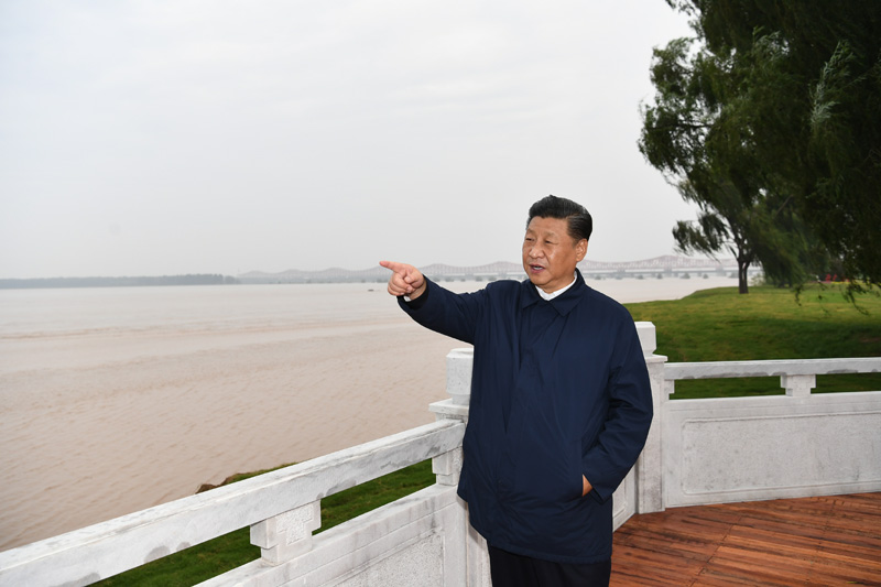 9月16日至18日，中共中央總書記、國(guó)家主席、中央軍委主席習近平在(zài)河南考察。這(zhè)是(shì)17日下午，習近平在(zài)鄭州黃河國(guó)家地(dì / de)質公園，眺望黃河鄭州段。新華社記者 謝環馳 攝
