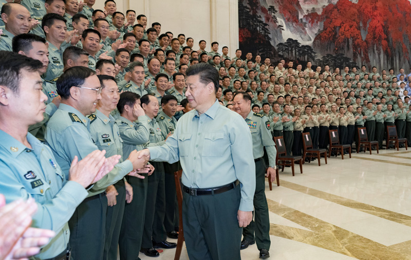 9月16日至18日，中共中央總書記、國(guó)家主席、中央軍委主席習近平在(zài)河南考察。這(zhè)是(shì)18日上(shàng)午，習近平在(zài)鄭州親切接見駐河南部隊副師職以(yǐ)上(shàng)領導幹部和(hé / huò)團級單位主官，代表黨中央和(hé / huò)中央軍委向駐河南部隊全體官兵緻以(yǐ)誠摯問候。新華社記者 李剛 攝