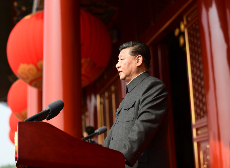 10月1日上(shàng)午，慶祝中華人(rén)民共和(hé / huò)國(guó)成立70周年大(dà)會在(zài)北京天安門廣場隆重舉行。中共中央總書記、國(guó)家主席、中央軍委主席習近平發表重要(yào / yāo)講話。