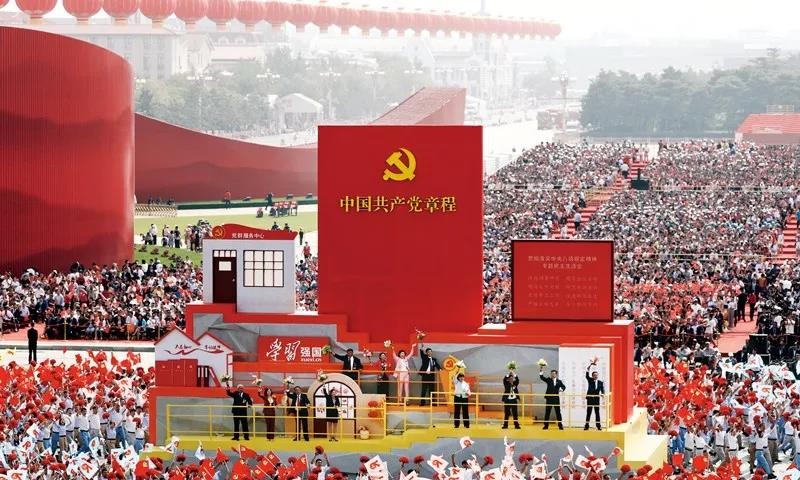 2019年10月1日上(shàng)午，慶祝中華人(rén)民共和(hé / huò)國(guó)成立70周年大(dà)會在(zài)北京天安門廣場隆重舉行。這(zhè)是(shì)群衆遊行中的(de)“從嚴治黨”方陣。新華社記者 蘭紅光/攝